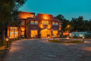 焦特布尔Tree Of Life Bhadrajun House, Jodhpur的前面有灯的大砖砌建筑