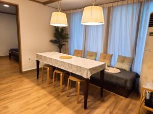 首尔3 Rooms for rent near Mapo-gu Office Station, Mapo-gu, Seoul的客厅配有桌椅和沙发