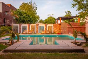 焦特布尔Tree Of Life Bhadrajun House, Jodhpur的一座房子后院的游泳池