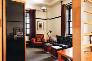 芝加哥Chicago Athletic Association, part of Hyatt的客厅配有沙发和椅子