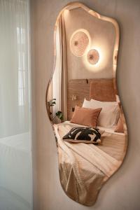 干尼亚Casa Modiano Boutique的卧室内的镜子反射着一张床