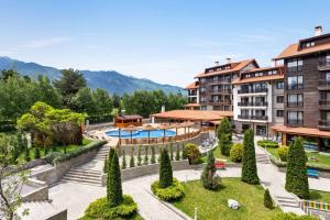 班斯科The Balkan Jewel Resort, Trademark Collection by Wyndham的一座带游泳池和山脉的度假村