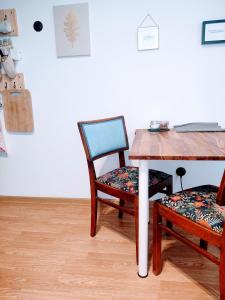 克拉科夫Apartment in Center的一张桌子、两把椅子和一张木桌,一张桌子和一张桌子