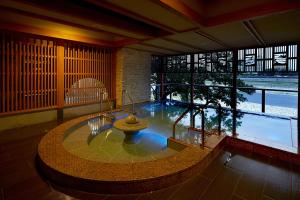 岐阜岐阜酒店的大型客房,位于大楼中央,设有游泳池