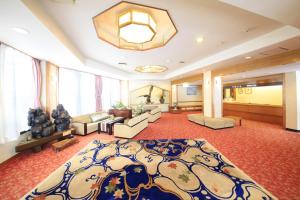 藏王温泉藏王广场日式旅馆的大房间,地板上有一个大地毯