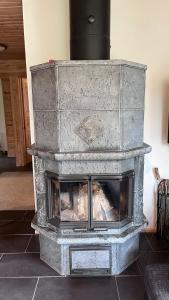 易拉斯加威Kantokelo的客厅设有石头壁炉