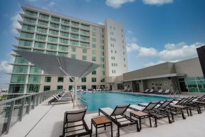 达尼亚滩Marriott Fort Lauderdale Airport的一座带椅子的游泳池以及一座建筑