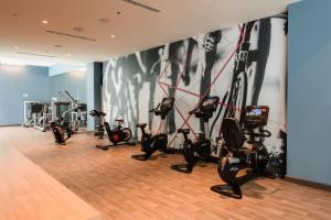 达尼亚滩Marriott Fort Lauderdale Airport的健身房设有跑步机,健身房提供健身自行车