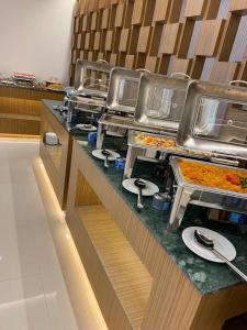 科威特Dolphin Continental Hotel的包含许多食物的自助餐