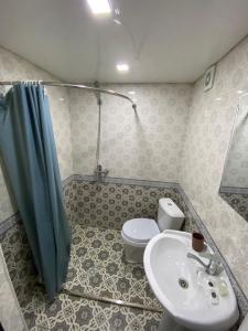 乌尔根奇HOTEL UZBEGIM的浴室配有卫生间、盥洗盆和淋浴。