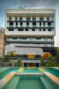 阿尔及尔AD HOTEL HYDRA的大楼前设有游泳池的酒店