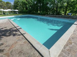 安布拉Authentic holiday home in Bucine with swimming pool的一座蓝色的大型游泳池