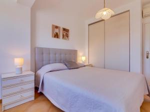 奎特里拉AL - Apartamento Quinta do Romão的卧室配有白色的床和白色梳妆台