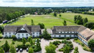 特拉森海德Friesenhof Hotel-Restaurant-Reitanlage的享有大房子空中美景,设有庭院