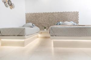 纳克索乔拉卡捷琳娜罗扎公寓的卧室设有2张床,拥有白色的墙壁和白色的地板