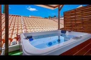 西尔韦斯Stunning Flat With Jacuzzi in Silves by LovelyStay的屋顶上的浴缸
