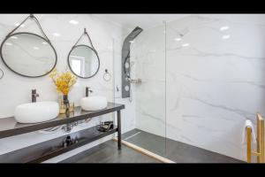 西尔韦斯Stunning Flat With Jacuzzi in Silves by LovelyStay的带淋浴、两个盥洗盆和镜子的浴室