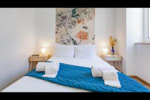 西尔韦斯Stunning Flat With Jacuzzi in Silves by LovelyStay的一间卧室配有一张大床和两个枕头