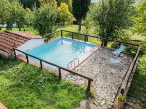 圣马尔切洛皮斯托耶塞Lovely Holiday Home with private pool的一个带两把椅子和围栏的游泳池