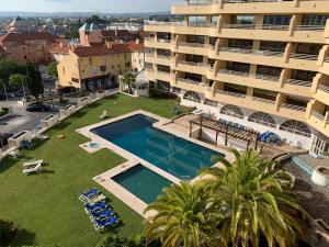 维拉摩拉Discovery Apartment Vilamoura的享有带游泳池的大型公寓大楼的空中景致