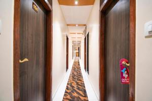 孟买FabExpress Orange Suite的走廊,走廊上设有长长的走廊,设有两扇门和滑板