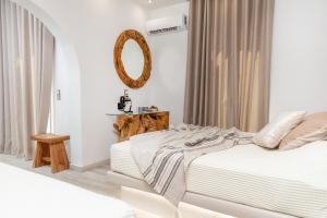 纳克索乔拉卡捷琳娜罗扎公寓的白色卧室配有床和镜子