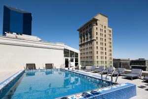 列克星敦Residence Inn by Marriott Lexington City Center的建筑物屋顶上的游泳池