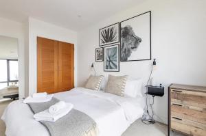 伦敦Modern 1 bed l City views l Work Space的卧室配有一张白色大床和两条毛巾