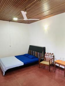 科伦坡Heritage Villa colombo7的一间卧室设有一张床、一把椅子和天花板