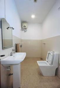 科伦坡Heritage Villa colombo7的浴室配有白色水槽和卫生间。