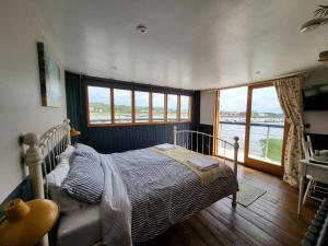 罗切斯特Inner Dowsing Lightship的一间卧室设有一张床和一个大窗户