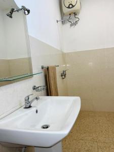 科伦坡Heritage Villa colombo7的浴室设有白色水槽和镜子