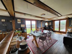 罗切斯特Inner Dowsing Lightship的厨房以及带桌椅的起居室。