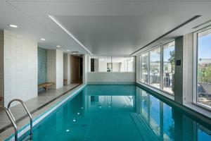 马赛马赛欧洲地中海金色郁金香酒店的享有大楼景致的游泳池