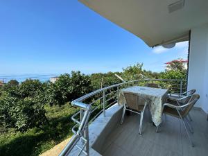 PazarDelpina APART - Doğa içinde deniz manzaralı的一个带桌椅的海景阳台