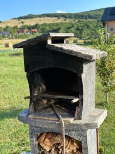 科雷尼察Sweet Dreams Home的坐在田野里的燃木烤炉
