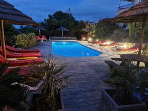 蒙蒂塞洛阿里纳比安卡酒店的一个带躺椅的游泳池
