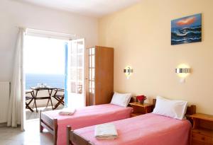伊奥斯乔拉Ios Pelagos的海景客房 - 带两张床