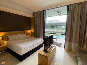 Kampong MortenAmanjiwa 99R的一间卧室设有一张床、一台电视和一个窗口。