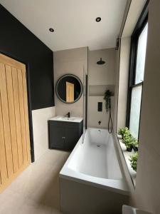 伦敦Luxury 2 bed 1 bath in Central London by Graceful Apartments的浴室配有大浴缸和水槽