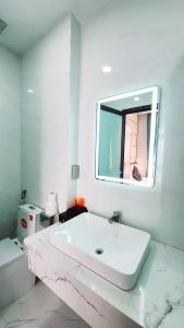 富国Xan hotel Phu Quoc的白色的浴室设有水槽和镜子