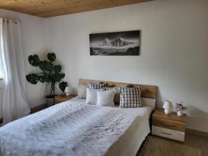 GrinzensBergbauernhof-Grinzens的卧室配有一张带白色床单和枕头的大床。