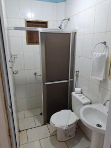 奥林匹亚Pousada Do Mineiro的一间带卫生间和水槽的小浴室