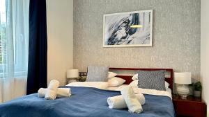 巴拉顿凯奈谢Hotel Dolce Vita的一间卧室配有两张带蓝色床单和枕头的床。