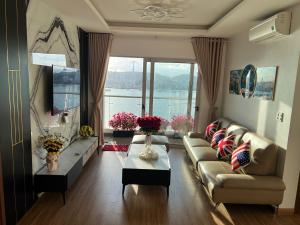 下龙湾Sapphire Residence Ha Long Luxury的客厅配有沙发和桌子