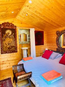 格里莫Villa 55的小木屋内一间卧室,配有两张床