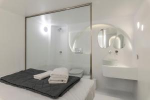 米克诺斯城麦可库恩旅舍的白色的浴室设有床和水槽