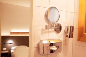 鲁尔河畔米尔海姆Hotel Mintarder Wasserbahnhof的一间带镜子和卫生间的浴室