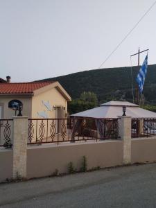ValsamátaMartha's House Kefalonia的房屋 - 带帐篷和旗子的阳台