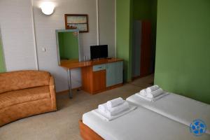 普里莫尔斯科Хотел ФТР Подкрепа(Вивас)的客房设有两张床和一张书桌及一台电视。